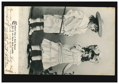 Les enfants de l'AK photo: En rougissant, il suit leurs traces et est heureux de leur salutation.