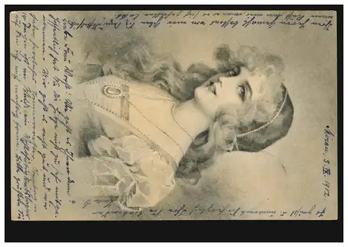 Carte de visite de l'artiste fille avec collier de perles avec cheveux et colliers, 3.9.02