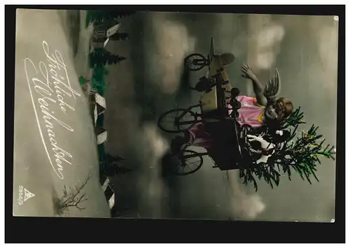 Foto-AK Kinder Engel im selbstgebautem Flugzeug mit Weihnachtsbaum, coloriert