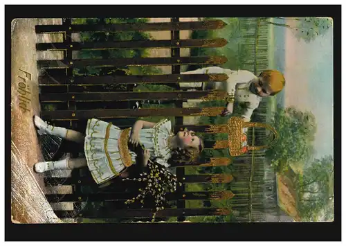 Photo AK Pâques enfants à la clôture de jardin avec œufs de PÃ©che et petits petits chatons, doré