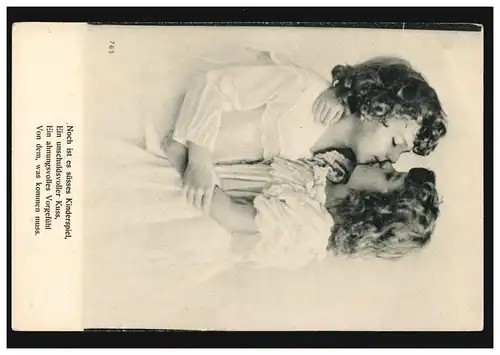 Jeu d'enfant de photo AK - Un baiser innocent, inutile