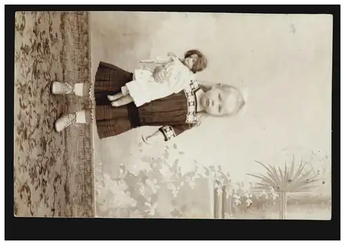 Foto-AK Kinder Mädchen mit blonden Haaren mit Puppe, BONN 21.4.1912