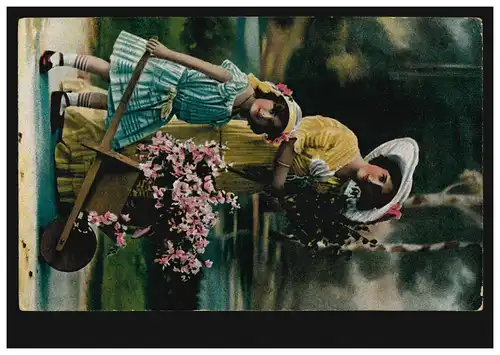 Foto-AK Kinder Mutter und Tochter bringen per Schubkarre Blumen, OPFENBACH 1920