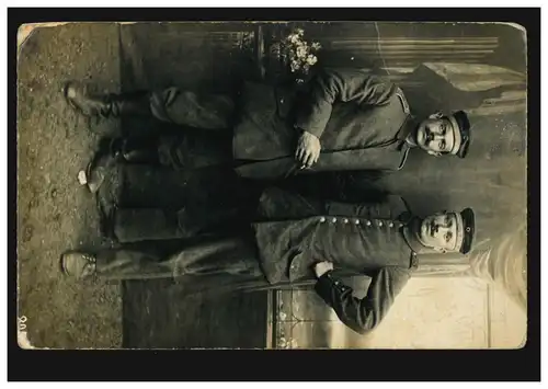 Foto-AK Zwei Soldaten in Uniform, Feldpost 7.5.1917 mit schwachem Briefstempel