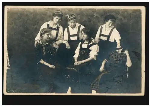 Foto-AK Folklore: Trachtengruppe mit Mützen, Feldpost DÜSSELDORF 19.6.1917