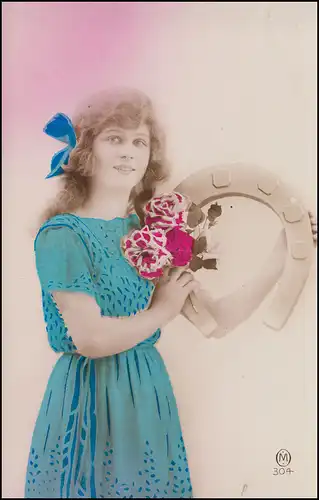 Glückwunsch-AK Mädchen mit großem Hufeisen und Blumen, um 1920, ungebraucht