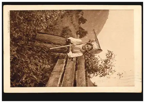 AK ferme agricole en Grisons: paysanne avec harke, BERN 22.4.16