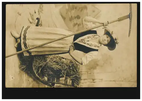 Foto-AK paysanne en costumes avec des herses et des traîneaux, couru vers 1910
