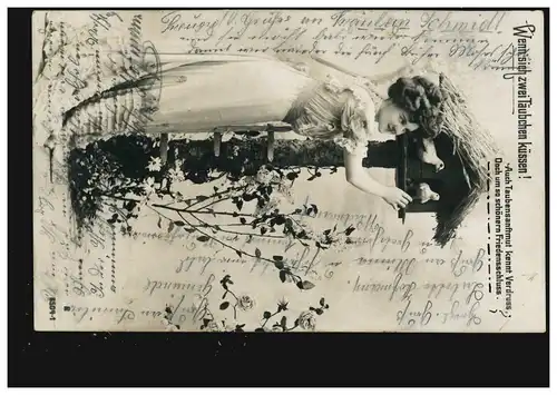 AK de l'amour Quand deux colombes s'embrassent ! Femme avec pigeons-couple, Post 1910