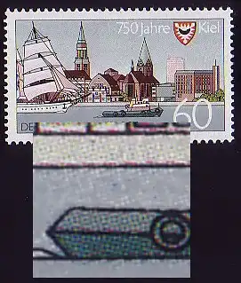 1598 Kiel mit PLF Punkt im Wasser zwischen Bootsheck und Mauer, **
