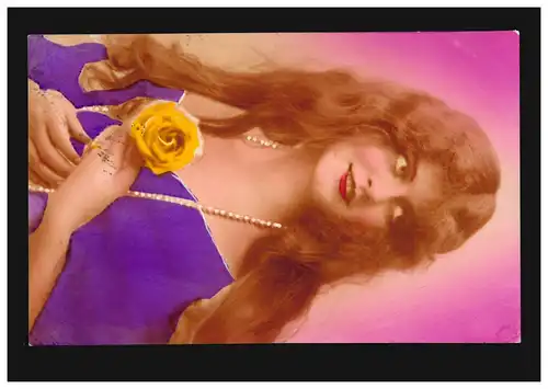 AK Charrier d'artiste: image de femme en robe pourpre avec rose jaune, couru 1926