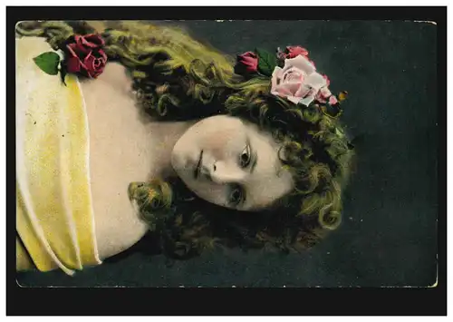Künstler-AK Frauenportrait mit Rosen im Haar, KAMENZ 12.1.1909
