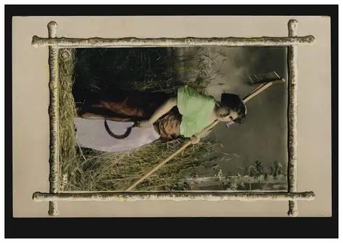 AK mode paysanne avec harke et fense au travail sur le terrain, BISCHOFZELL 28.7.1909