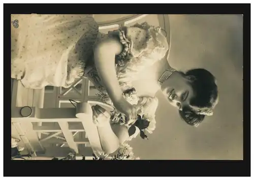 Mode-AK Frau mit Halsband und mit Rose, Verlag EAS, BURSCHEID 15.1.1909