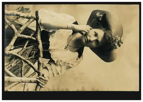 Mode AK femme avec chapeau et bijoux, OBFELDEN 21.10.110