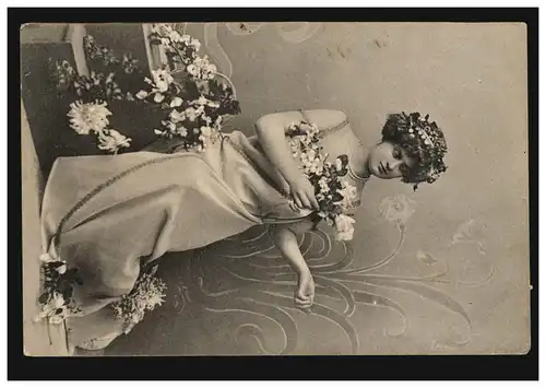 Mode-AK Frau im langem Kleid mit Blumne, INNERINGEN (HOHENZOLLERN) um 1913