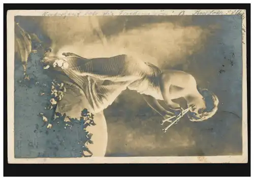 Mode AK femme en longue robe avec double flûte, selon ULM BAHNHOF 4.11.1905