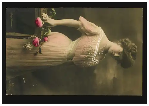 Mode-AK Frau im rosa Kleid mit roten Rosen, EISENACH 2.1.1910