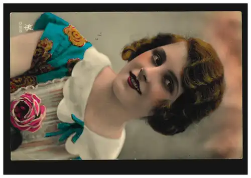 Mode-AK Frau in bunter Bluse mit Rosen, FRIEDRICHSHAFEN BODENSEE 9.5.1932