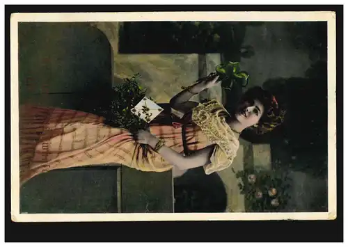 Mode-AK Frau im rosa Kleid mit Glücksklee, Verlag Arnochrom, gelaufen um 1910