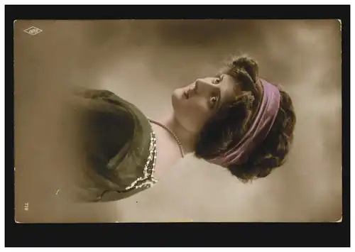 Mode-AK Frau im grünem Kleid mit Haarband, DÖBELN 5.8.1912