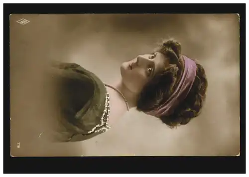 Mode AK femme en robe verte avec bande de cheveux, DÖBEL 5.8.1912