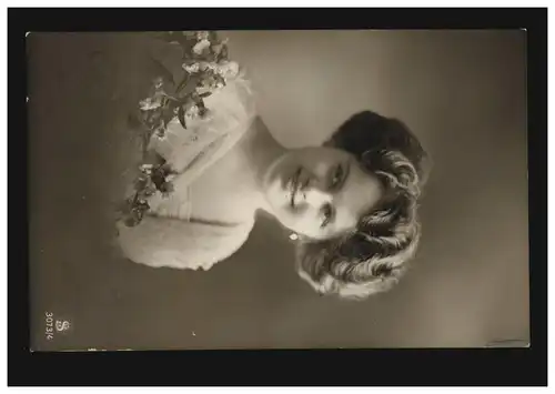 Mode AK Femme avec guirlande fleurie, RELLINGEN (BZ. KIEL) vers 1910