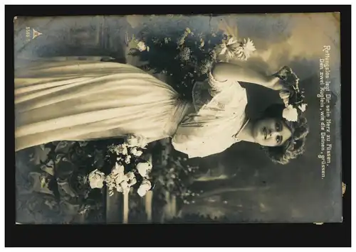 Mode-AK Frau im weißem Kleid mit Rosen, DÜSSELDORF 27.10.1909