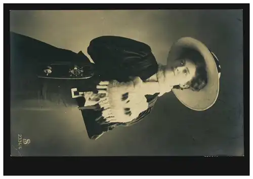 Mode AK femme avec patins à glace Muff Echarpe chapeau, Bergebordeck (THÈME ESSEN) 1909