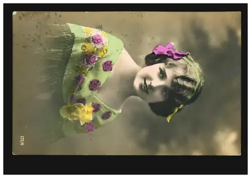 Mode AK femme en robe verte avec motif rose, Maison de la haute 16.7.1915