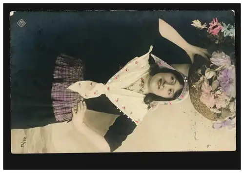 Mode AK femme en costumes avec panier à fleurs, RIGA 26.7.1929