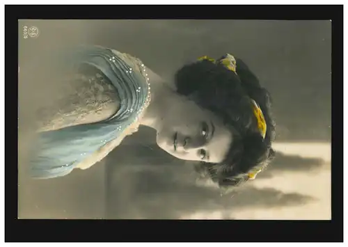 Mode AK femme en robe bleu-blanc et bande de cheveux jaune, opladen 24.5.1911