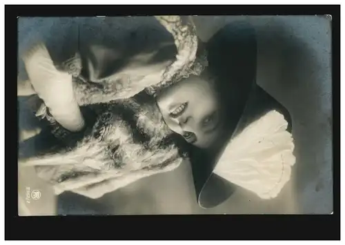 Mode AK Femme avec chapeau et fourruresstola, maison d'édition RPH/en cercle, AUGBURG 2.B.P. 4.2.11