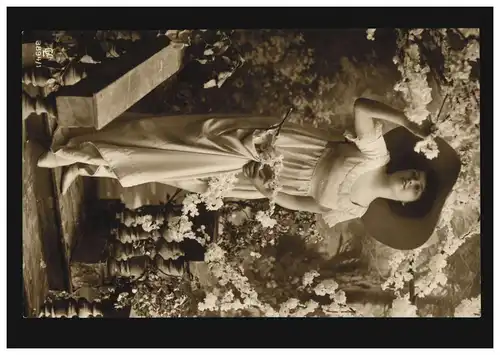 Mode AK femme avec chapeau dans la galerie de fleurs, maison d'édition G.&.L., BRUXELLES 5.12.1912