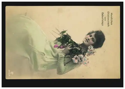 Mode-AK Frau im langem grünen Kleid mit Blumen, coloriert, OBERODERWITZ 6.1.1920