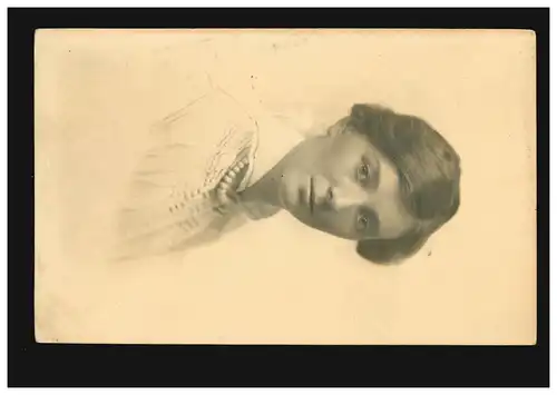 Mode AK femme avec cheveux courts et collier de perles blanches, Editeur EKA, inutilisé