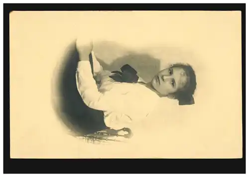 Mode AK femme avec cheveux courts, chemisier blanc, boucle, non utilisé