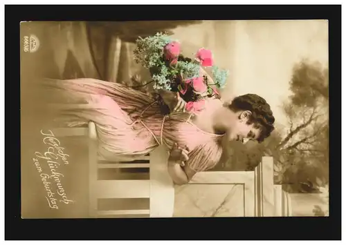 Mode AK femme en robe rose avec bouquet de roses, colorié, BERLIN 54 t 12.8.1919
