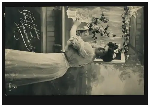 Mode-AK Frau im weißen Kleid am Fenster mit Blumen, OLBERNHAU14.9.1909