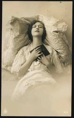 Mode AK femme au lit avec livre, édition N.P.G., BERLIN-SCHÖNEBERG 3.6.1914