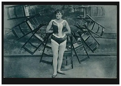 Künstler-AK Frau in Akrobatik-Kostüm Stühle, Verlag N.K.E.S.&.Co., ungebraucht