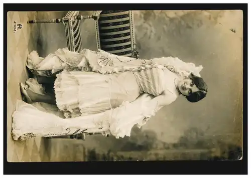 Mode AK femme en robe blanche avec longue stola, LIAGE 23.11.1906