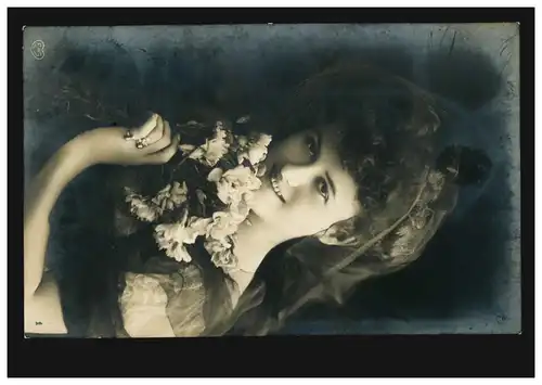 Mode-AK lächelnde Frau mit Blumen, FLÖHA (SACHSEN) 31.5.1909
