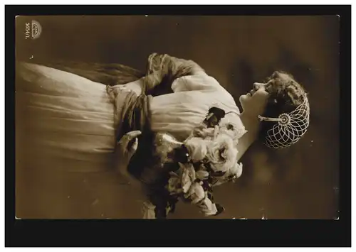 Mode-AK Frau mit Haarnetz und Blumen, HAMBURG 16.7.1915