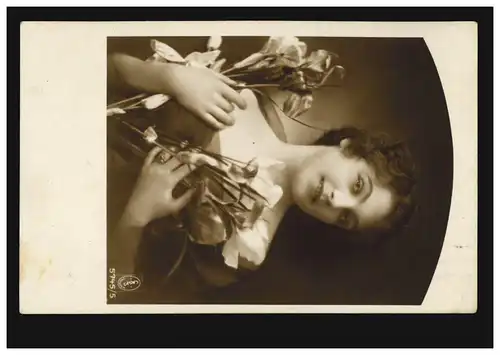 Mode-AK lächelnde Frau, Portrait mit Blumen, Verlag C.A.F.S., BRAUNSCHWEIG 1913