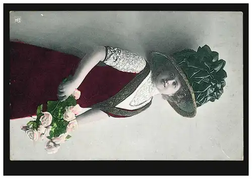 Mode AK femme en robe rouge vin et chapeau vert, édition S.S.B., non utilisé