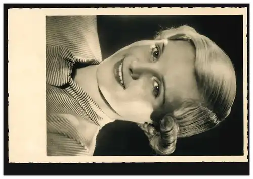 Künstler-AK Lachendes Mädchen mit Haarlockenkranz, AMAG-Verlag, ungebraucht