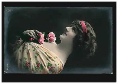 Mode-AK Frau mit Rosen und rotem Haarband, BERLIN-SCHÖNEBERG 26.3.15