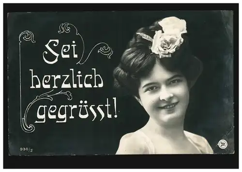 Mode-AK Sei herzlich gegrüßt! Lächelnde Frau mit Rose im Haar BUCHHOLZ 14.6.1908