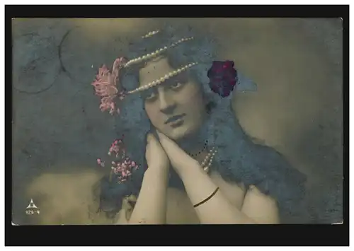 Mode-AK Besinnliche Frau mit Perlenkette und Blumen im Haar, COTTBUS 25.2.1909